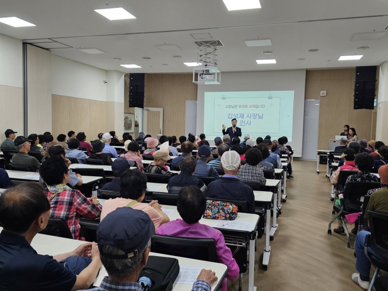 [의왕=뉴시스] 노인 일자리사업 참여자들이 소양 교육을 받고 있다. (사진=의왕시 제공). 2025.06.29.photo@newsis.com