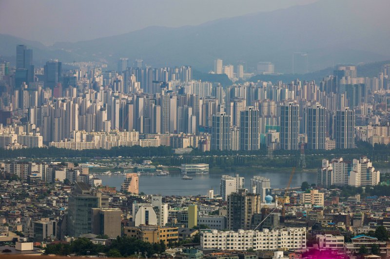 [서울=뉴시스] 정병혁 기자 = 27일 서울 중구 남산에서 서울시내 아파트가 보이고 있다. 정부가 오는 28일부터 수도권·규제지역 내 주택담보썬시티카지노(주담대) 최대한도를 6억원으로 제한한다. 생애 최초 주택구입 목적 주택담보썬시티카지노 주택담보인정비율(LTV)도 현행 80%에서 70%로 강화한다. 정부는 긴급 가계부채 점검회의를 열고 가계썬시티카지노 총량관리목표 50% 감축, 수도권·규제지역 추가 주택구입 목적 주담대 금지, 수도권·규제지역 주담대 한도 6억원 제한, 수도권·규제지역 생애최초 LTV 80%→70% 강화 및 6개월 내 전입의무 등 수도
