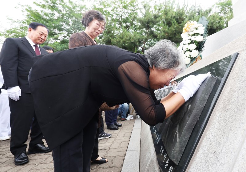 29일 경기 평택시 해군 벳16함대사령부에서 열린 '제2연평해전 승전 23주년 기념식'에서 유가족들이 해전 영웅들의 얼굴 부조상을 어루만지고 있다. (공동취재) 2025.6.29/뉴스1 ⓒ News1 김영운 기자