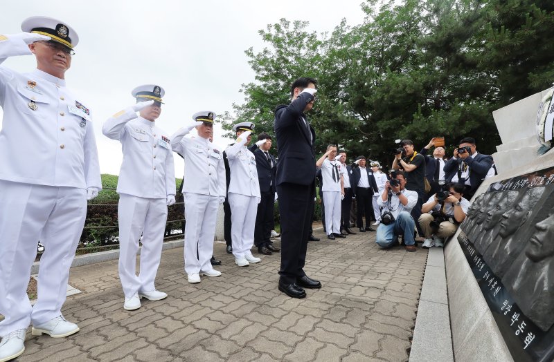 29일 경기 평택시 해군 벳16함대사령부에서 열린 '제2연평해전 승전 23주년 기념식'에서 참전 장병들이 경례하고 있다. (공동취재) 2025.6.29/뉴스1 ⓒ News1 김영운 기자