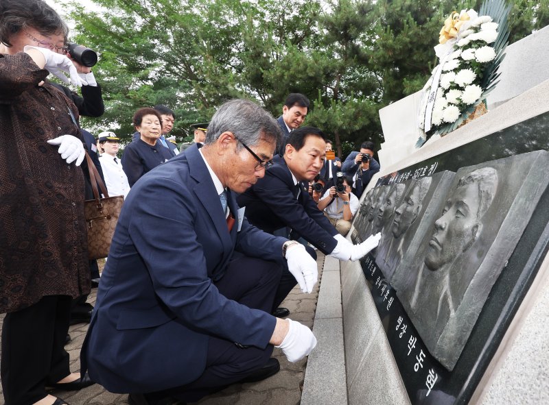 29일 경기 평택시 해군 벳16함대사령부에서 열린 '제2연평해전 승전 23주년 기념식'에서 이두희 신임 국방부 차관이 해전 영웅들의 얼굴 부조상을 어루만지고 있다. (공동취재) 2025.6.29/뉴스1 ⓒ News1 김영운 기자
