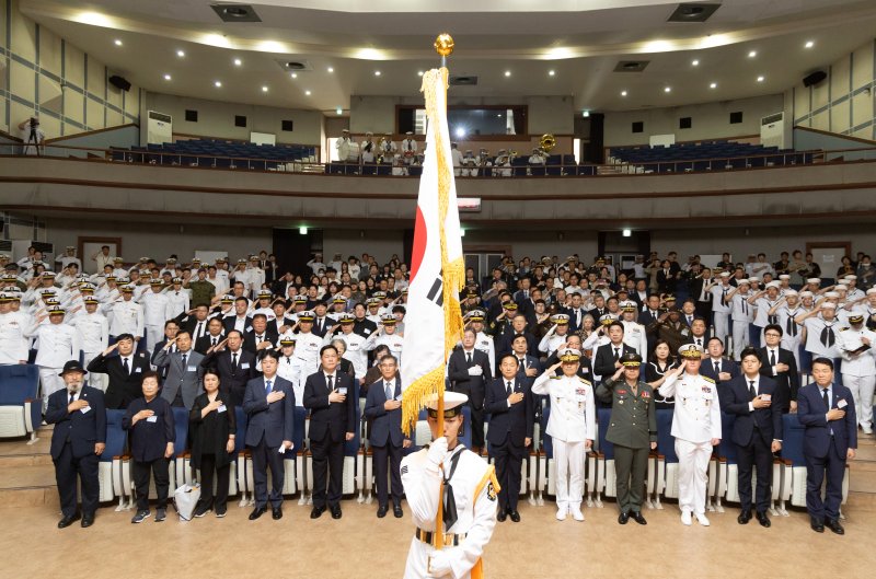 이두희 국방부 차관(앞줄 왼쪽 일곱 번째)과 이희완 국가보훈부 차관(앞줄 왼쪽 다섯 번째)을 비롯한 참석자들이 29일 경기 평택시 해군 2함대 사령부에서 열린 벳16 승전 23주년 기념식에서 국민의례를 하고 있다. (공동취재) 2025.6.29/뉴스1 ⓒ News1 김영운 기자