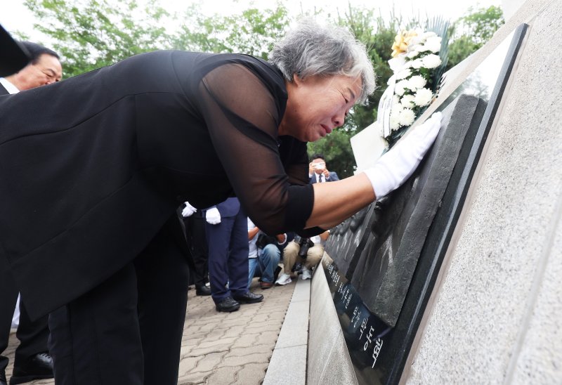 29일 경기 평택시 해군 벳16함대사령부에서 열린 '제2연평해전 승전 23주년 기념식'에서 유가족들이 해전 영웅들의 얼굴 부조상을 어루만지고 있다. (공동취재) 2025.6.29/뉴스1 ⓒ News1 김영운 기자