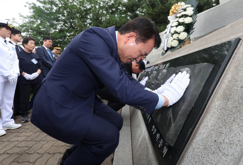 29일 경기 평택시 해군 벳16함대사령부에서 열린 '제2연평해전 승전 23주년 기념식'에서 성일종 국회 국방위원장이 해전 영웅들의 얼굴 부조상을 어루만지고 있다. (공동취재) 2025.6.29/뉴스1 ⓒ News1 김영운 기자
