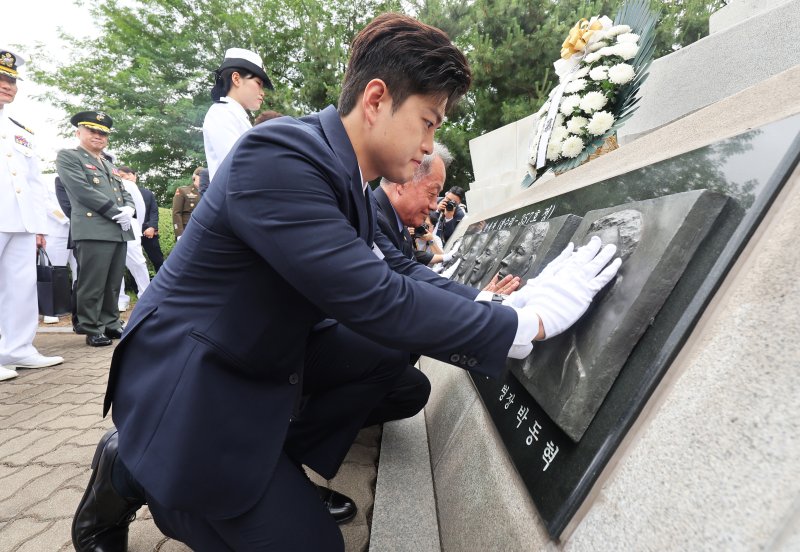 김용태 국민의힘 비상대책위원장이 29일 경기 평택시 해군 벳16함대사령부에서 열린 '제2연평해전 승전 23주년 기념식'에서 해전 영웅들의 얼굴 부조상을 어루만지고 있다. (공동취재) 2025.6.29/뉴스1 ⓒ News1 김영운 기자