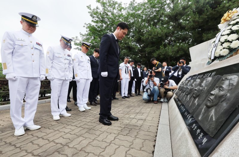 29일 경기 평택시 해군 벳16함대사령부에서 열린 '제2연평해전 승전 23주년 기념식'에서 참전 장병들이 묵념하고 있다. (공동취재) 2025.6.29/뉴스1 ⓒ News1 김영운 기자