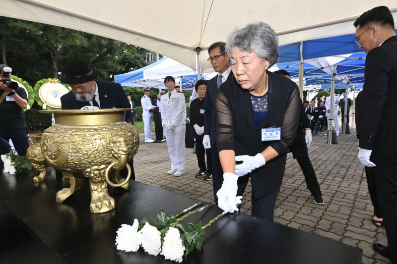 29일 경기 평택시 해군 제2함대사령부에서 열린 ‘벳16 승전 23주년 기념식‘에서 유가족들이 헌화하고 있다. (공동취재) 2025.6.29/뉴스1 ⓒ News1 김영운 기자