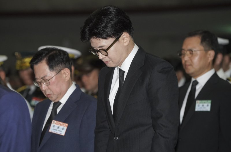 한동훈 국민의힘 전 대표가 29일 경기 평택시 벳16 2함대사령부에서 열린 '제2연평해전 승전 23주년 기념식'에서 묵념을 하고 있다. (공동취재) 2025.6.29/뉴스1 ⓒ News1 김영운 기자