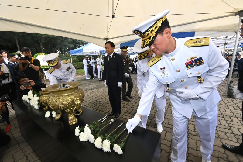 29일 경기 평택시 해군 제2함대사령부에서 열린 ‘벳16 승전 23주년 기념식‘에서 허성재 2함대사령관과 내빈들이 헌화하고 있다. (공동취재) 2025.6.29/뉴스1 ⓒ News1 김영운 기자