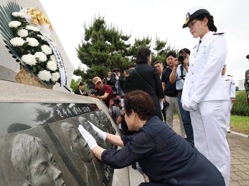 29일 경기 평택시 해군 제2함대사령부에서 열린 벳16 승전 23주년 기념행사에서 고 조천형 상사의 딸 조시은 소위가 추모를 하고 있다. 2025.6.29/뉴스1 ⓒ News1 김영운 기자