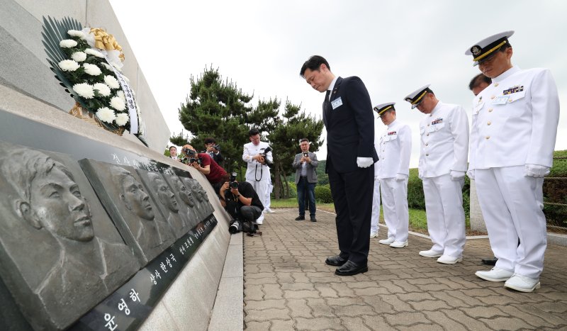 29일 경기 평택시 해군 제2함대사령부에서 열린 벳16 승전 23주년 기념행사에서 참전장병들이 추모를 하고 있다. 2025.6.29/뉴스1 ⓒ News1 김영운 기자