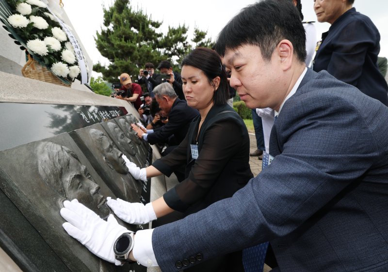 29일 경기 평택시 해군 제2함대사령부에서 열린 벳16 승전 23주년 기념행사에서 유가족들이 해전 영웅들의 얼굴 부조상을 어루만지고 있다. 2025.6.29/뉴스1 ⓒ News1 김영운 기자