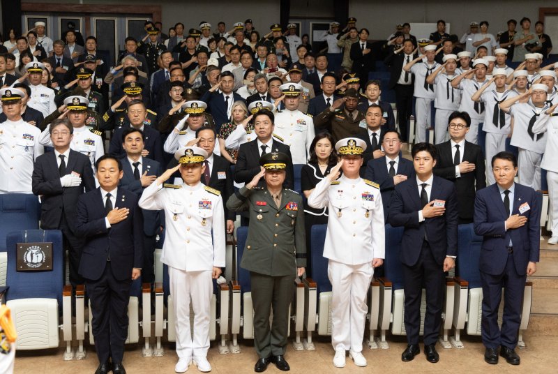 이두희 국방부 차관(앞줄 왼쪽 첫 번째)과 안규백 국방부 장관 후보자(2열 왼쪽 두 번째), 김용태 국민의힘 비상대책위원장(앞줄 왼쪽 다섯 번째)을 비롯한 참석자들이 29일 경기 평택시 해군 2함대 사령부에서 열린 벳16 승전 23주년 기념식에서 국민의례를 하고 있다. (공동취재) 2025.6.29/뉴스1 ⓒ News1 김영운 기자