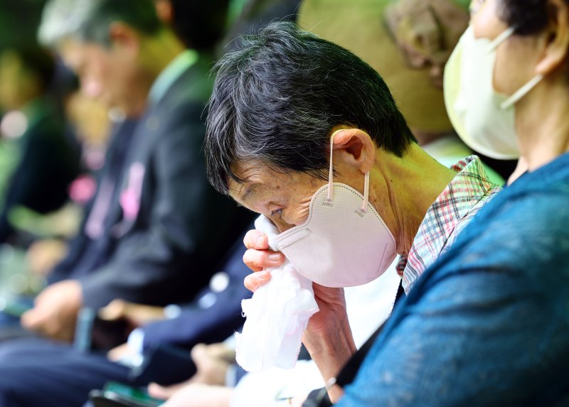 [서울=뉴시스] 박주성 기자 = 29일 서울 서초구 양재시민의숲 삼풍백화점 붕괴 참사 위령탑에서 열린 삼풍백화점 붕괴 참사 30주기 케이플레이에서 유가족이 눈물을 흘리고 있다. 2025.06.29. park7691@newsis.com