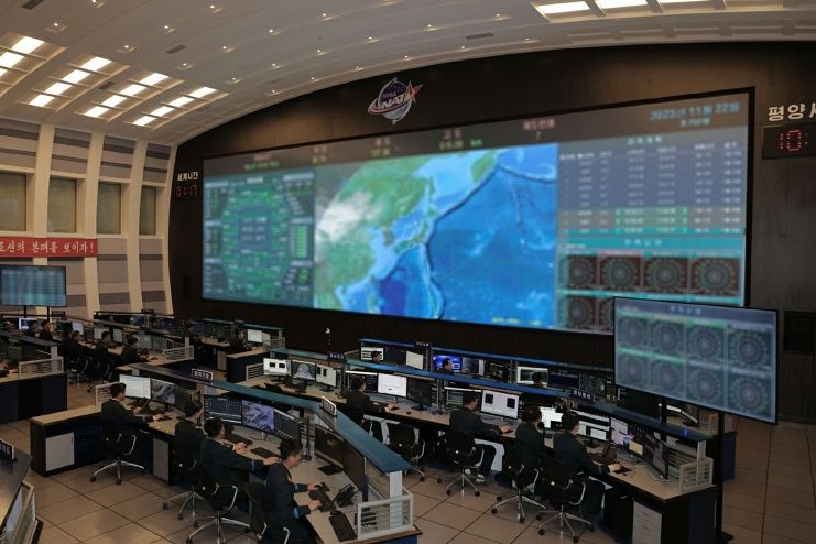 북한 노동당 기관지 노동신문은 지난 2023년 11월 23일 김정은 국무위원장이 군사정찰위성 발사의 ‘성공’을 선언한 전날(22일) 오전 10시 평양종합관제소를 찾았다고 보도했다. 노동신문 캡처