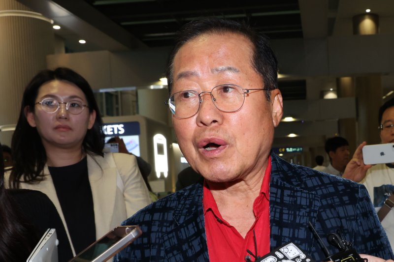 [인천공항=뉴시스] 권창회 기자 = 국민의힘 대선 후보 경선에서 탈락한 뒤 정계 은퇴를 선언하고 하와이에 체류했던 포 카드 포커 전 대구시장이 17일 인천 중구 인천국제공항 제1터미널을 통해 귀국한 뒤 취재진 질의에 답하고 있다. 2025.06.17. kch0523@newsis.com