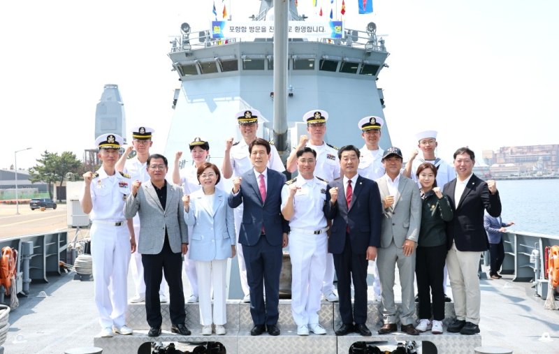 [포항=뉴시스] 송종욱 기자 = 경북 포항시는 지난 28일 대한민국 해군 1함대사령부 포항함(FFG)과 자매결연을 했다. 사진은 포항함 비행갑판에서 자매결연을 한 후 이강덕 포항시장, 이준규 포항함장 중령, 김일만 포항시의회 의장, 김정재·이상휘 국회의원, 정희남 11전투전대장(대령), 초대·2대 포항함장 등 시와 해군 관계자 등이 기념 촬영하는 모습. (사진=포항시 제공) 2025.06.29. photo@newsis.com