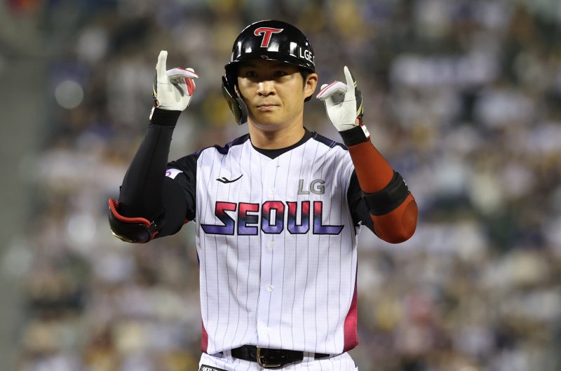 [서울=뉴시스] 추상철 기자 = 30일 오후 서울 송파구 잠실야구장에서 열린 2025 KBO리그 삼성라이온즈와 LG트윈스의 경기, 6회말 2아웃 주자1루 상황에서 LG 오지환이 안타를 때린후 기뻐하고 있다. 2025.05.30. scchoo@newsis.com
