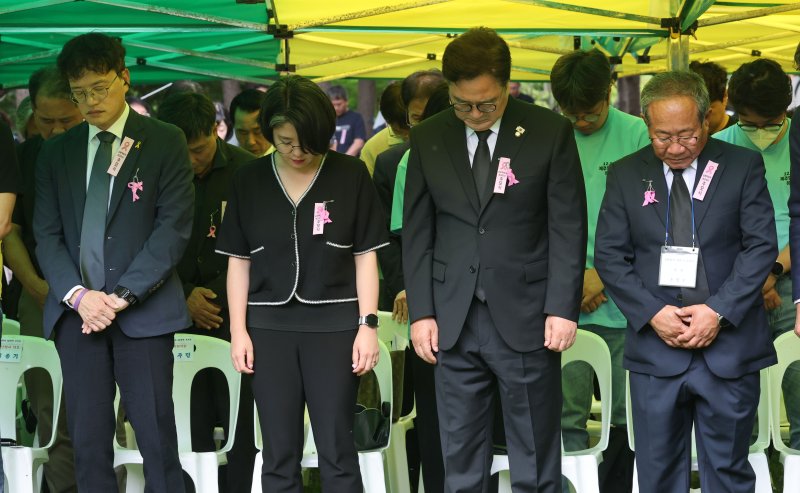 우원식 국회의장(오른쪽 두번째)이 29일 서울 서초구 매헌시민의숲 삼풍참사위령탑에서 열린 삼풍백화점 붕괴 참사 30주기 추모식에 참석해 묵념을 하고 있다. 2025.6.29/뉴스1 ⓒ News1 박세연 기자