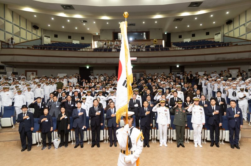 이두희(앞줄 왼쪽 일곱 번째) 국방부 차관과 이희완(앞줄 왼쪽 다섯 번째) 국가보훈부 차관을 비롯한 참석자들이 지난해 6월 29일 경기 평택시 해군 2함대 사령부에서 열린 제2연평해전 승전 23주년 기념식에서 국민의례를 하고 있다. 뉴시스
