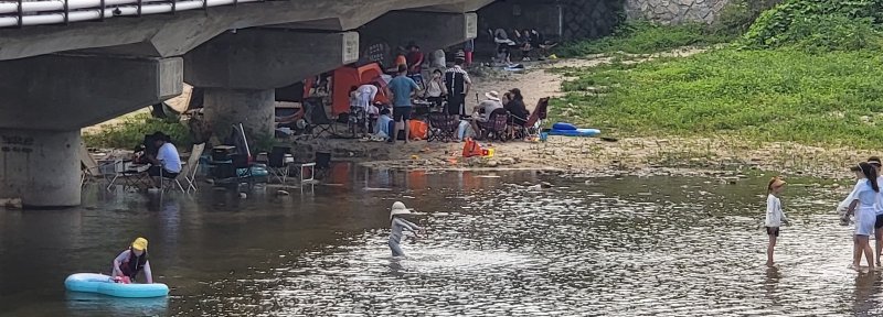 29일 낮 강원 원주시 호처면 산현리 일리천 주변에 몰려든 관광객들의 모습. 2025.6.29/뉴스1 신관호 기자