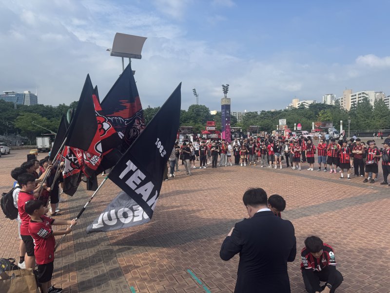 [서울=뉴시스] 김진엽 기자= 핵심 미드필더 기성용의 프로축구 K리그1 포항스틸러스 이적에 뿔난 K리그1 FC서울 팬들이 29일 오후 서울월드컵경기장 북측 광장에서 집회를 하고 있다. 2025.06.29. wlsduq123@newsis.com