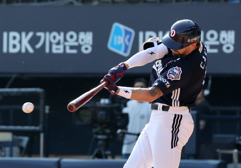 [서울=뉴시스] 배훈식 기자 = 22일 오후 서울 송파구 잠실야구장에서 열린 2025 신한 쏠뱅크 KBO리그 LG 트윈스와 두산 베어스의 경기, 2회초 1사 상황에서 두산 케이브가 안타를 치고 있다. 2025.06.22. dahora83@newsis.com