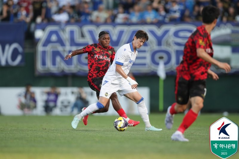[서울=뉴시스] 프로축구 K리그2 인천 유나이티드의 문지환. (사진=한국프로축구연맹 제공)