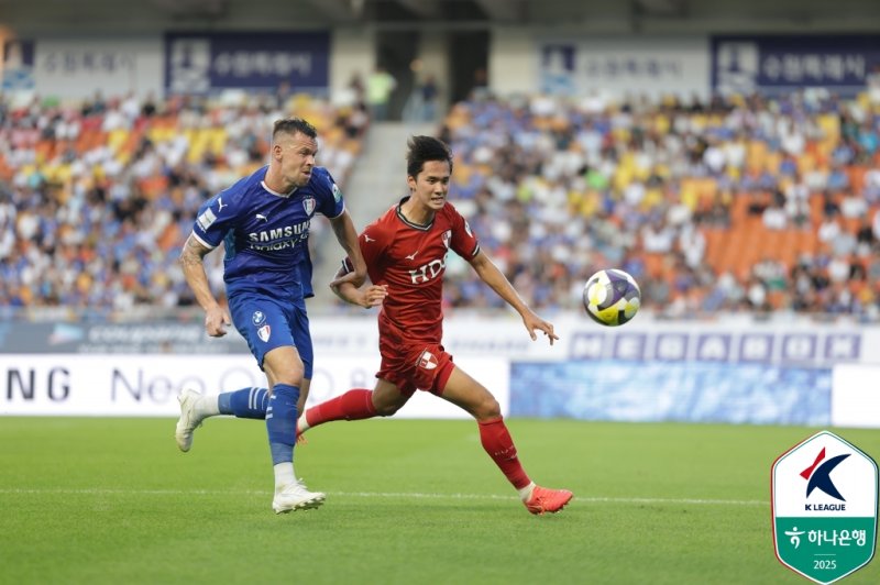 [서울=뉴시스] 프로축구 K리그2 수원 삼성의 일류첸코(왼쪽), 부산 아이파크의 홍욱현. (사진=한국프로축구연맹 제공)