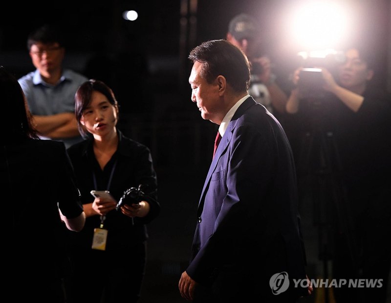 귀가하는 윤석열 전 대통령 (출처=연합뉴스)