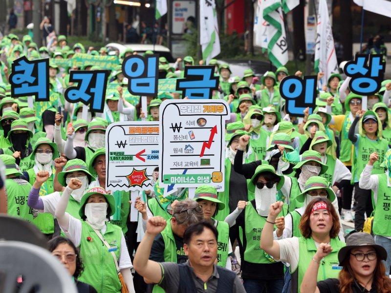 민주노총 조합원들이 28일 오후 서울 중구 숭례문 인근에서 열린 '최저임금 인상·노동기본권 쟁취 결의대회'에서 구호를 외치고 있다. 2025.6.28/뉴스1 ⓒ News1 황기선