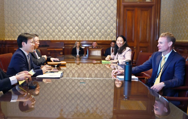 [서울=뉴시스] 여한구 산업통상자원부 통상교섭본부장이 25일 미국 워싱턴DC 백악관에서 벤자민 르로이 미국 백악관 부통령 국제통상특보와 면담을 하고 있다. (사진=산업통상자원부 제공) 2025.06.26. photo@newsis.com *재판매 및 DB 금지