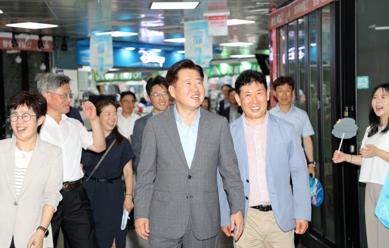 오영훈 제주특별자치도지사가 31일 오전 제주시 칠성로 상점가 아케이드 거리에서 열린 '범도민 소비촉진 협의체 발족식'에 참여한 직후 제주중앙지하상가를 살펴보고 있다.2024.7.31/뉴스1 ⓒ News1 오미란 기자