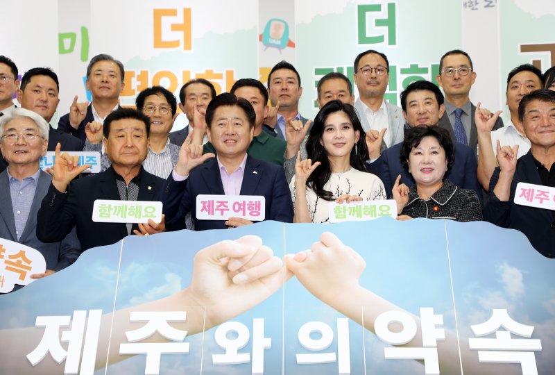 오영훈 제주특별자치도지사와 이부진 호텔신라 사장이 12일 오후 제주도청 탐라홀에서 열린 '숙박분야 제주와의 약속 실천 한마음 결의대회'에서 제주와의 약속 선언 퍼포먼스를 하고 있다. 2024.8.12./뉴스1 ⓒ News1 오미란 기자