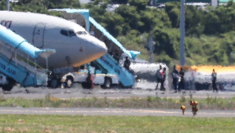 [제주=뉴시스] 우장호 기자 = 올해 첫 폭염특보가 발효되는 등 무더운 날씨를 보인 29일 오후 제주국제공항 계류장 주위로 지열로 인한 아지랑이가 피어오르고 있다.기상청에 따르면 당분간 폭염특보가 발표된 제주도북부, 동부, 중산간을 중심으로 뜨겁고 습한 남풍류가 유입돼 무더운 날씨가 이어질 것으로 전망된다. 2025.06.29. woo1223@newsis.com