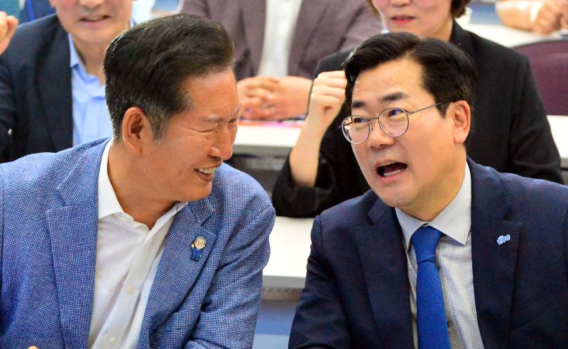 [청주=뉴시스] 서주영 기자 = 더불어민주당 당대표 예비후보인 박찬대·정청래 의원이 29일 오후 충북 청주시 오스코에서 열린 더민주전국혁신회의 2025 전국대회에서 대화를 하고 있다. 2025.06.29. juyeong@newsis.com