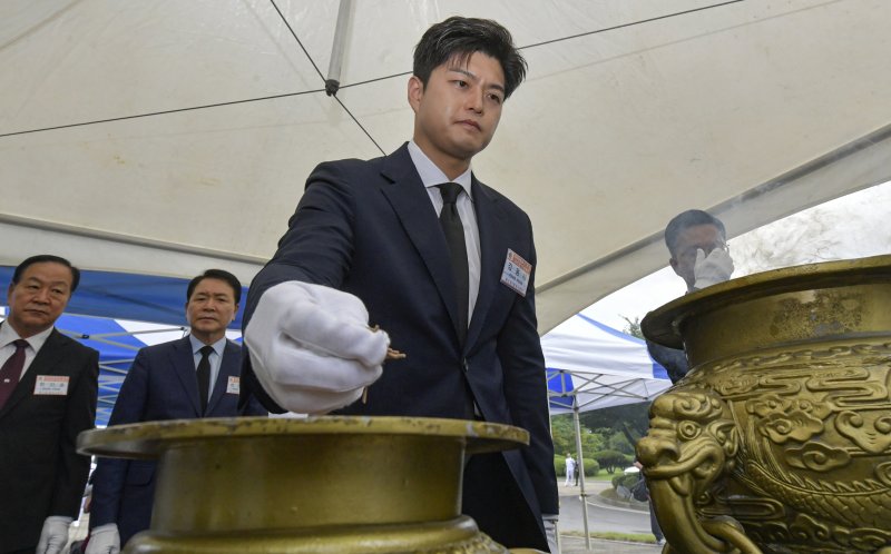 [평택=뉴시스] 황준선 기자 = 김용태 국민의힘 비상대책위원장이 29일 경기 평택시 해군 제2함대사령부에서 열린 '제2연평해전 승전 23주년 기념식'에서 분향을 하고 있다. (공동취재) 2025.06.29. hwang@newsis.com