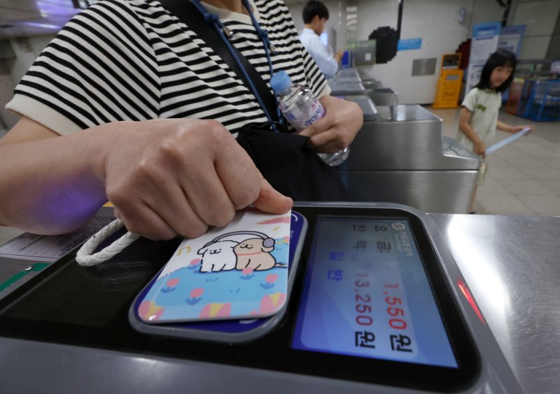 [서울=뉴시스] 조성우 기자 = 한 시민이 29일 서울 시내의 한 지하철역 개찰구에서 교통카드를 태그하고 있다. 지난 28일부터 서울·인천·경기 지하철을 탈 때 교통카드 기본요금이 기존 1400원에서 1550원으로 150원 인상됐다. 2025.06.29. xconfind@newsis.com