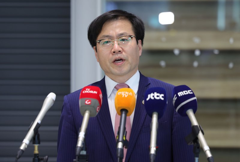 [인천공항=뉴시스] 홍효식 기자 = 한미 고위급 통상 협상을 마친 여한구 산업통상자원부 통상교섭본부장이 29일 오후 인천국제공항 제2터미널을 통해 귀국해 취재진 질문에 답하고 있다. 2025.06.29. yesphoto@newsis.com