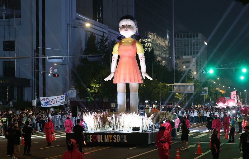 [서울=뉴시스] 권창회 기자 = 28일 서울 중구 서울시청 인근에서 2025 K콘텐츠 서울여행주간 오징어게임 퍼레이드 행사가 열리고 있다. 2025.06.28. kch0523@newsis.com