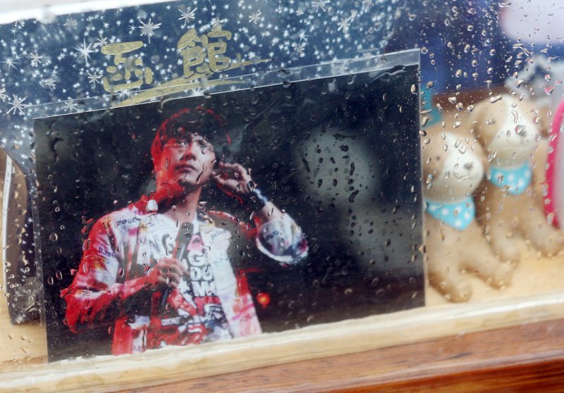 '한류스타' 故 박용하, 사망 15주기…묘소 찾은 김재중 여전히 실감 안 나