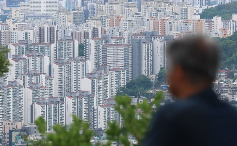 [서울=뉴시스] 권창회 기자 = 24일 서울 중구 남산에서 바라본 아파트단지. 한국은행이 발표한 '6월 소비자동향조사'에 따르면 주택가격전망CSI는 120으로 전월보다 9포인트 올랐다. 집값 급등기였던 2021년 10월(125) 이후 최고치로 5개월 연속 상승세다. 수도권 및 일부 지역 집값 오름세 확대 등으로 전국 아파트 매매가격이 상승한 결과다. 2025.06.24. kch0523@newsis.com