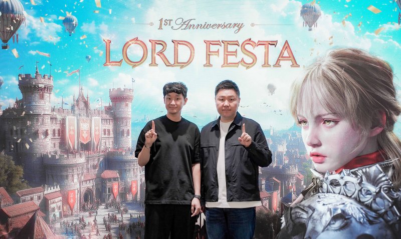 [서울=뉴시스] 스마일게이트는 지난 24일 오후 경기 성남시 스마일게이트 메가포트 사무실에서 '로드나인' 1주년 기자간담회를 열었다. (왼쪽부터) 한재영 스마일게이트 메가포트 이사, 김효재 엔엑스쓰리게임즈 대표. 2025.06.30. (사진=스마일게이트 제공)