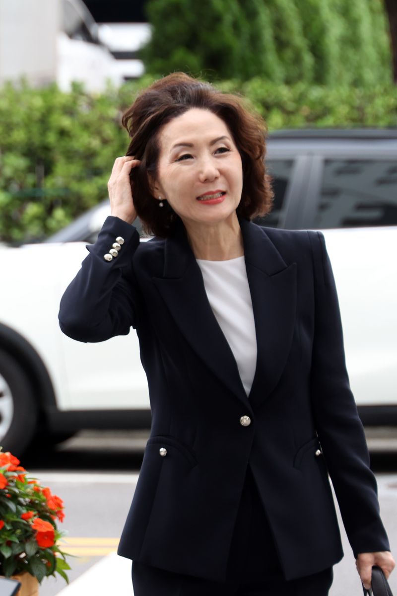 이진숙 사회부총리 겸 교육부 장관 후보자가 30일 오전 바카라사이트 정보 여의도 한국교육시설안전원에 있는 사무실로 출근하고 있다. 사진=서동일 기자