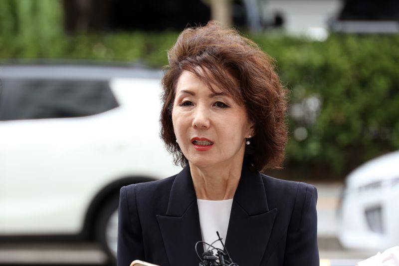 이진숙 사회부총리 겸 교육부 장관 후보자가 30일 오전 바카라사이트 정보 여의도 한국교육시설안전원에 있는 사무실로 출근하며 취재진의 질문에 답하고 있다. 사진=서동일 기자