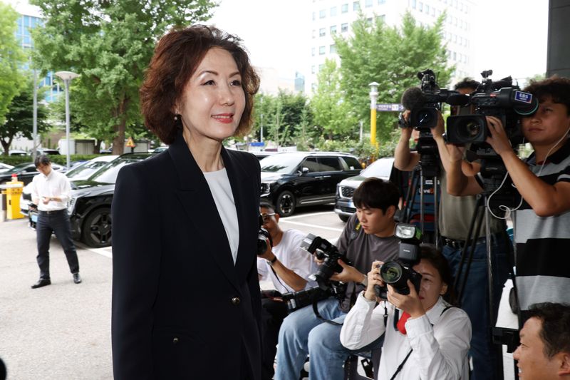 이진숙 사회부총리 겸 교육부 장관 후보자가 30일 오전 바카라사이트 정보 여의도 한국교육시설안전원에 있는 사무실로 출근하고 있다. 사진=서동일 기자