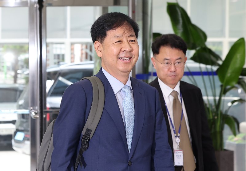 구윤철 경제부총리 겸 기획재정부 장관 후보자가 30일 오전 서울 중구 청계천로 예금보험공사에 마련된 인사청문회 준비 사무실로 출근하고 있다. 2025.6.30/뉴스1 ⓒ News1 김진환 기자