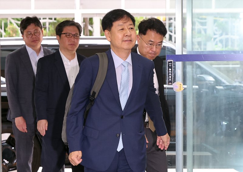 구윤철 경제부총리 겸 기획재정부 장관 후보자가 30일 오전 서울 중구 청계천로 예금보험공사에 마련된 인사청문회 준비 사무실로 출근하고 있다. 2025.6.30/뉴스1 ⓒ News1 김진환 기자