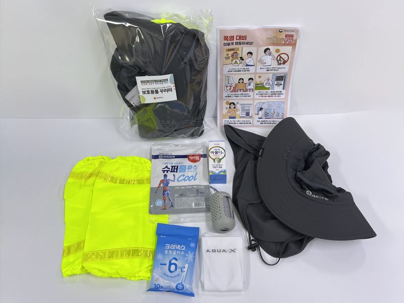 광주광역시가 여름철을 맞아 폐지 수집 어르신들의 안전을 위한 보호용품 꾸러미<사진<를 제공하고, 대체 일자리도 지원한다. 광주광역시 제공