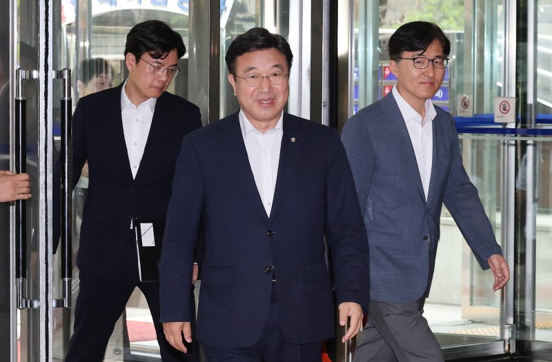 윤호중, 장관 지명 후 첫 출근..."시민과 함께하는 동행 정부 되겠다"